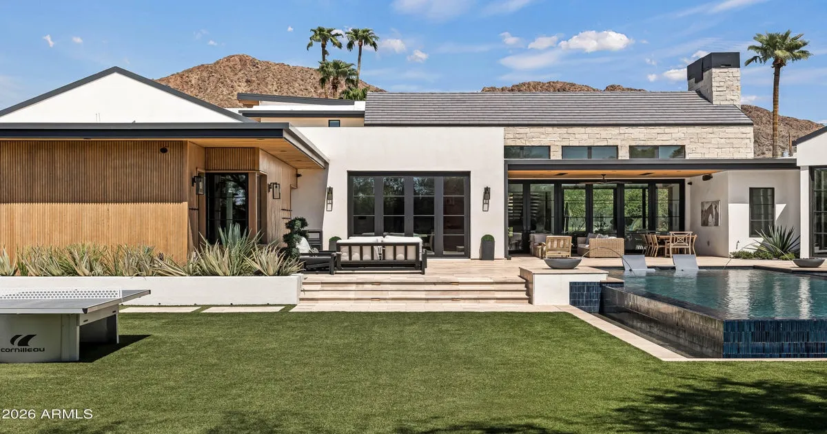 Single Family Residence in Phoenix